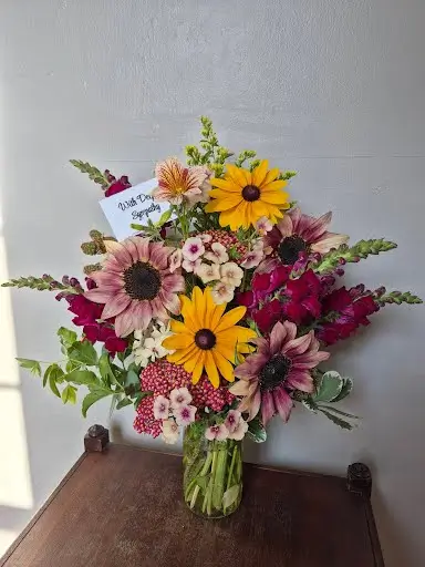 Vase arrangement of black-eyed Susans, coneflowers and snapdragons
